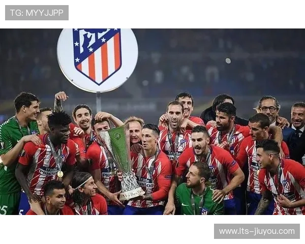 马竞球迷机场欢送球队出征，横幅致敬西蒙尼执教15周年